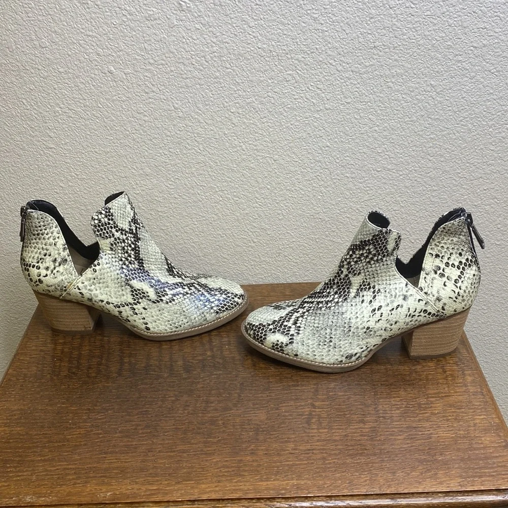 Blondo Waterproof Booties Snakeskin Print NWOT Size 7.5